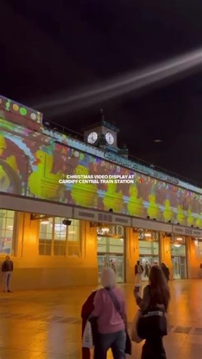 This is how Cardiff Central train station lights up for Christmas 🎄