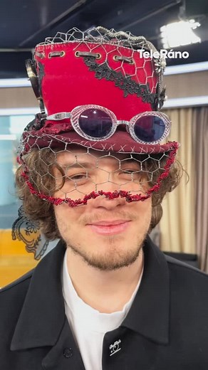 Kráľovná klobúkov 👉🏻 Ivanka Jackuliaková nám minulý týždeň do Telerána priniesla ukázať svoje umelecké diela 👒🎩 Naši kolegovia a hostia hneď využili príležitosť a vyskúšali si ich. Čo poviete, komu sa hodí najviac? 🥰 #telerano #tvmarkiza #umenie #klobuky #talent | Teleráno