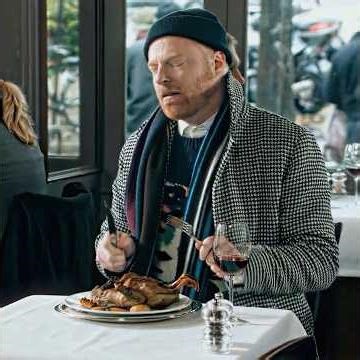 Modern Family | When an American pretends to be Parisian.🎩🍽️🤣#edit