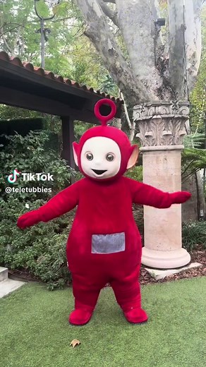 Eh-Oh, it's ✨ PO ✨ Video: Po, the red Teletubby, dances and jumps. Tinky Winky, the purple Teletubby joins in.