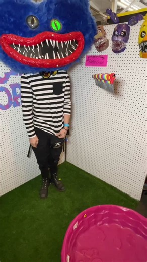 Huggy Wuggy pushes scissors!