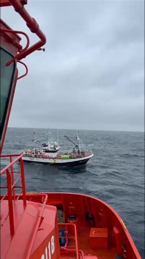 RESCATADOS LOS SIETE TRIPULANTES DE UN PESQUERO A 30 MILLAS AL NORTE DE A CORUÑA A las 10:49 horas, el Centro de Salvamento Marítimo de A Coruña recibió una llamada a través del canal 16 de VHF del pesquero Abra de Muxía, informando de que acababa de rescatar a los siete tripulantes del pesquero Itoitz, que se encontraba muy escorado, a unas 30 millas al norte de A Coruña. Según la información facilitada, fue el propio patrón del pesquero Itoiz quien ordenó la evacuación de la tripulación a una 