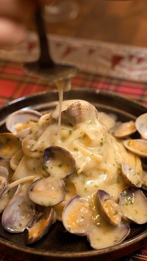 Marco Meschini on Instagram: "LINGUINE ALLE VONGOLE ❤️ Ecco la ricetta per ottenere una pasta cremosa, mai unta.👌🏼😉 E il primo per la vigilia è fatto✅ @over.project_ 💣 #spaghettiallevongole #vongole #pastadigragnano #pasta"