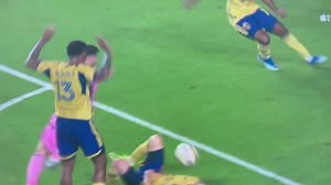 Chipping the ball... 👀 | Le Foot