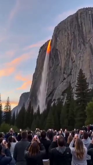 This rare moment happens when the setting sun hits Horsetail Fall in Yosemite National Park at just the right angle, making the waterfall glow like flowing lava. 🌄🔥Almost every year, thousands of visitors and photographers gather in Yosemite hoping to catch this short-lived natural show before the light disappears.