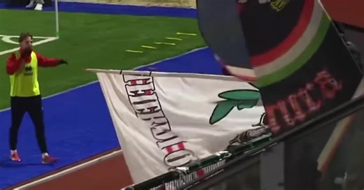 Chec Bebel Doumbia (milieu,2007), joueur d'Altamura en Série C 🇮🇹 est courtisé par l'Inter Milan et Bologne. Il a marqué ce but sensationnel en club ! Le joueur burkinabè, se distingue par une grande puissance dans les duels, affectionne le jeu de contact et est capable d’évoluer dans un rôle de box-to-box. Sans être particulièrement rapide, il se montre néanmoins très efficace dans la couverture des espaces. Ses interventions sont d’une grande propreté, exécutées avec sang-froid et lucidité. 