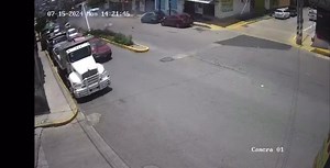 1.6M views · 10K reactions | El de #Pepsi En Tultitlán un camión de refrescos se quedó sin frenos y chocó contra al menos 3 vehículos y un poste de la CFE; se reportan al menos 10 lesionados | Cuautitlán | Facebook