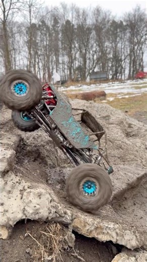 1.9 crawler takes on the concrete wall