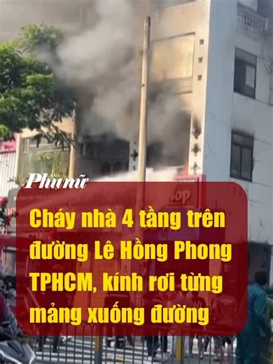 Cháy nhà 4 tầng trên đường Lê Hồng Phong TPHCM, kính rơi từng mảng xuống đường Chiều 7/4, một vụ hoả hoạn xảy ra tại căn nhà 4 tầng rộng khoảng 70 m2 nằm trên đường Lê Hồng Phong, phường Vườn Lài (TPHCM). #hoahoan #chaynha4tang #chaynhaduongLeHongPhong #xuhuong #phunuonline #baophunu #phunu