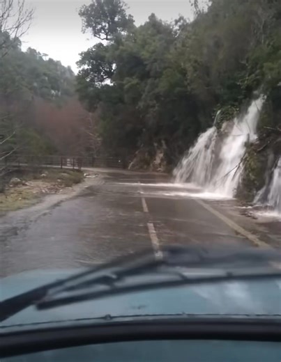 LA CORSE SOUS LES EAUX ! L'ensemble de la Corse est placée en vigilance orange pluie-inondation. Ici, ce 19 janvier 2026, sur la route de Chisà (Haute-Corse). Grande prudence sur les routes ! Les cumuls attendus jusqu'à mardi matin sont de 80 à 120 mm généralisés côté est et 200 à 250 mm sur le relief, ponctuellement un peu plus vers le Fiumorbo (Source Météo France). Un très grand merci à Tommy Bzh pour cette vidéo diffusée sur la très réactive page Intempéries Corse. N'hésitez surtout pas à co