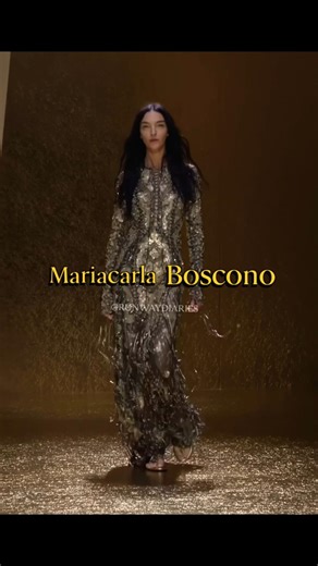 Pure gold and pure power. Roberto Cavalli’s SS runway was a masterclass in legendary walks. ✨🐆