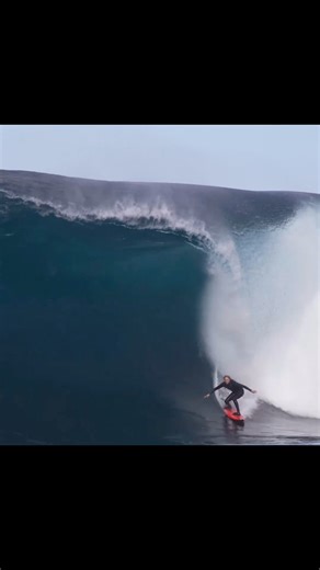 All chilling hydrodynamics aside, what’s remarkable about @lauraenever ‘s Shiptern’s smackdown is that she got right back on the rope and towed into an absolute gem right afterward. Both of which are in the running at the 2024 SURFER @bigwavechallenge . Check out the full rundown of this Shipstern’s suplex at Surfer.com 🎥: @tim_bonython_swellchasers | Surfer