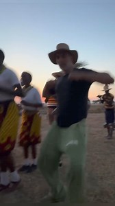 Akshay Kumar and Twinkle Khanna enjoying holidays in affrica What a dance 😍😍 Catch #KhelKhelMein on 15 aug Akshay Kumar Fans Club | Akshay Kumar Fans Club