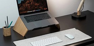 テレワークをちょっぴり快適にする、高級フェルトと天然コルクのPC用デスクマット