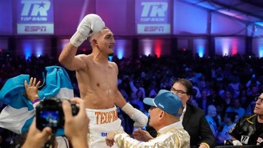 Teofimo Lopez wins via electric TKO in 7th