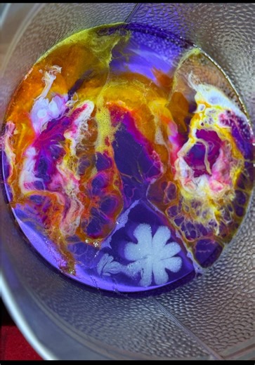 Alright, buckle up for another completely reasonable & definitely-not-chaotic Sink Vacation 😜🧽✨ Today’s episode begins w/ some fancy dish soap art because apparently I woke up & chose ✨ambition?✨. I’m still getting used to my cordless (pink dish soap weather machine) blow dryer, which I now deploy whenever the mood strikes… & baby, the mood was STRIKING. We even attempted a little tester clover 🍀 situation which means there is at least a 47% chance we can pull off a respectable St. Patrick’s 