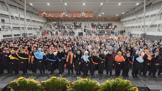 El Conferimiento de Grado es uno de los actos más significativos en la vida universitaria. Una tradición que nace en las primeras universidades de Europa y que hoy seguimos honrando con profundo respeto y orgullo. En esta ceremonia, nuestros egresados de Licenciatura y Posgrado reciben oficialmente el grado académico que los acredita como nuevos miembros del claustro profesional: Licenciados y Maestros comprometidos con el servicio, la excelencia y el liderazgo de acción positiva. Cada toga, cad