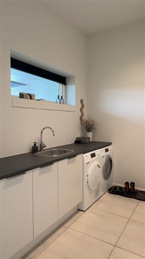 🔥SNEAK PEEK🔥 160 m2 etplansvilla fra 2018 med skrå lofter og gennemført moderne stil😍 ✅ Hjerting📍 ✅ Super velholdt ✅ Separat forældre afdeling Brug for at vide mere? Kommenter “info” så sender vi dig en besked. Bestil en fremvisning allerede nu! ☎️ 75 12 42 00 | danbolig Esbjerg