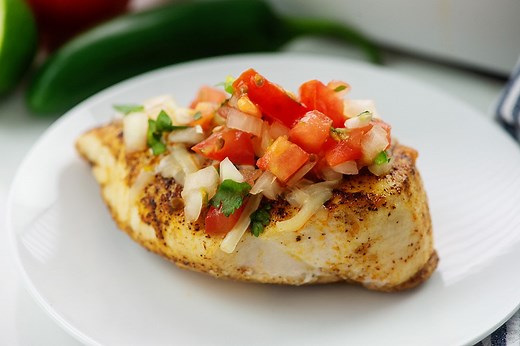 ✅ RECIPE: https://thatlowcarblife.com/salsa-fresca-chicken-bake/ Juicy chicken breasts topped off with homemade pico de gallo! It doesn't get much tastier than this! | That Low Carb Life