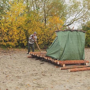 Construire un radeau avec des rondins et de la corde ! | Brico Monsieur