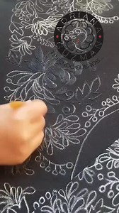 La Magia del Bordado: Un Proceso Único ✨❤️ Descubre la belleza y la dedicación que se esconde detrás de cada punto. En este video, te mostramos una pequeña parte del proceso de creación de una prenda bordada a mano, una verdadera obra de arte que requiere paciencia, amor y dedicación. #bordadoamano #bordadoamano #huipil #Istmo | Tejiendo Sueños Adriana R. Guzman