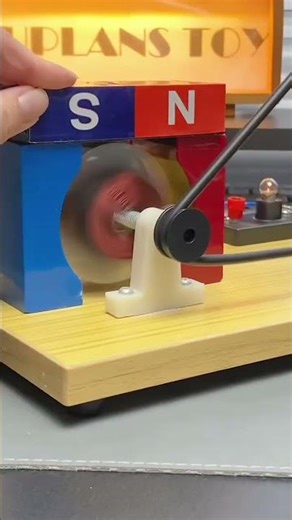 Hand-cranked generator #toy #physics #scienceexperiment #toy