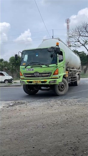 Epic Hino jumbo tank truck maneuver #shorts #viralshorts #trending #youtubeshorts