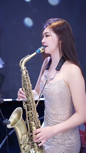 媛宝温柔与激情切换的萨克斯演奏瞬间点燃直播间氛围全程高能不断 #SaxMusic #萨克斯独奏 #LivePerformance #音乐魅力 #YouTubeShorts