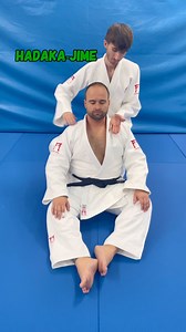 🥋Shime-waza ⛩️ Judo ⛩️ Katame-waza 🥋 En este vídeo encuentras las 12 técnicas oficiales de shine-waza. ¡Hecha un vistazo y descubre si conoces todas! ———— In this video you’ll see the 12 official techniques of the shime-waza group. ¡Take a look and see if you know them all! Partner @fightingfilmseu ⛩️ PROMO CODE: Chishiki10 ________________________________________ #chishikijudo #judo #judoka #shimewaza #katamewaza #newaza #artesmarciales #bjj #judomotivation #judife | Chishiki Judo