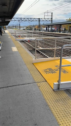 @mtametronorth #m8 ‘s arriving on track 2 using bridge plates. | Railroad.net