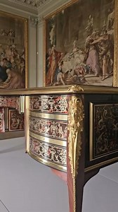 ✨ Il est de retour au Château ! Chef-d’œuvre de l’ébéniste Bernard Van Riesen Burgh Ier, le bureau dit « de Louvois » a retrouvé sa place d’origine dans le Grand salon du Château de La Roche-Guyon. 🔎 Commandé pour le château au début du XVIIIe siècle par François VIII de La Rochefoucauld ou son épouse Madeleine-Charlotte Le Tellier (fille du marquis de Louvois), ce bureau exceptionnel a traversé les siècles et connu bien des aventures : classé au titre des monuments historiques en 1945, vendu a