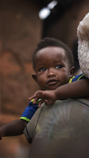 “This work is about light and a hopeful future. It shows how WFP provides meals to mothers and children affected by conflict in different regions of Africa which result in their migration to different areas of the country,” says artist Brandon Breaux (@bbreaux). “The light from above represents possibility, joy and the hope for a better, more inspired tomorrow.” 🌟 Learn more about our Fill the Silence campaign: https://bit.ly/4fmpeUG | World Food Program USA