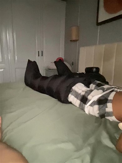 Hoy consentimos a mi clienta Estelita con una terapia de presoterapia enfocada en el ajuste, mantenimiento y recuperación de sus piernas 🦵✨ Trabajamos para mejorar la alineación, el balance muscular y la circulación, ayudando a reducir la fatiga y la pesadez en las piernas. Beneficios de la presoterapia: ✔️ Mejora la circulación sanguínea ✔️ Reduce inflamación y retención de líquidos ✔️ Relaja la musculatura ✔️ Mejora la alineación y balance de las piernas ✔️ Disminuye la fatiga muscular ✔️ Ace