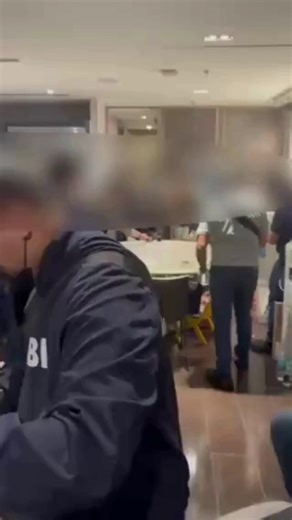 PANOORIN: Ginamitan ng acetylene at electric saw ng mga awtoridad ang tatlong naka-lock na vault sa loob ng condo unit ni dating Ako Bicol Partylist Rep. Zaldy Co, kung saan nakita ang ilang pera at dokumento na may kinalaman umano sa anomalya sa flood control project.| via John Consulta/GMA Integrated News | GMA News