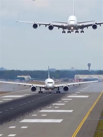 Incredible Emergency Airplane Crash Landing