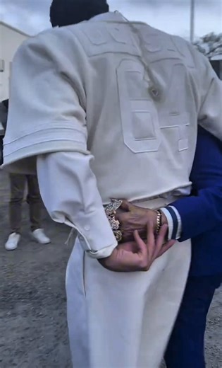 Eine Szene, die mehr sagt als tausend Worte. Neben Bad Bunny und Ricky Martin steht keine zufällige Person, sondern ein Symbol für Kultur, Geschichte und Identität Puerto Ricos. Ein Moment voller Respekt, Wurzeln und echter Bedeutung. Hast du erkannt, wer sie ist? #BadBunny #RickyMartin #PuertoRico #Musikgeschichte #TikTokDE