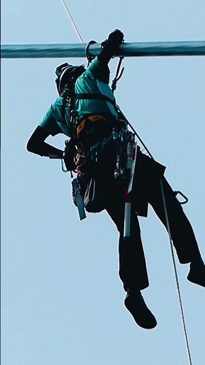 ロープアクセスを使った橋梁(斜張橋)点検