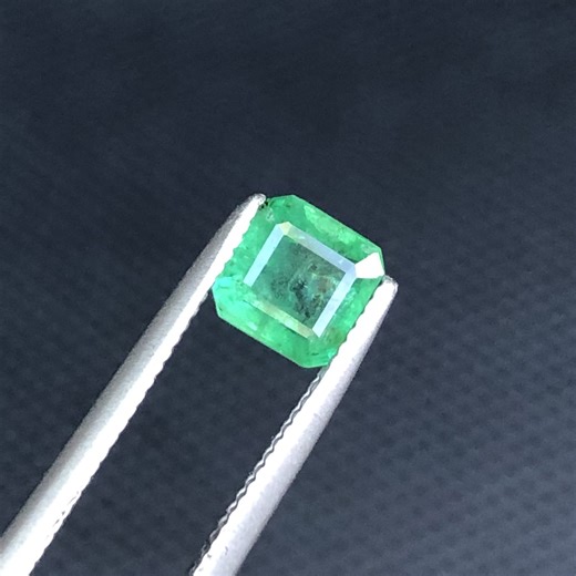 Lovely 0.81 CRTs Natural Emerald Gemstone.