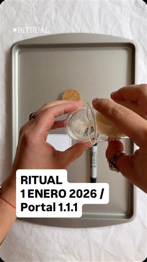 ✶RiTRUAL | Amuletos & artesanía pagana on Instagram: "El 1·1·1 no es un número mágico. Es un marcador simbólico que marca inicio, decisión y dirección. Haz este ritual para endulzar tu camino. El azúcar, sella tu actitud. ✶ Necesitas: — Un frasco de vidrio con tapa — Azúcar — Papel y pluma ✶ Fechas ideales para activarlo: 1 · 10 · 19 · 28 de enero de 2026 Este portal nos recuerda algo simple y poderoso: todo inicio responde a la energía con la que decides comenzarlo. ✶ RiTRUAL #ritualiniciodeaño