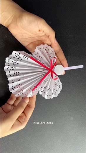 Christmas angels made out of paper doilies / easy Christmas craft #christmas #diy #papercrafts