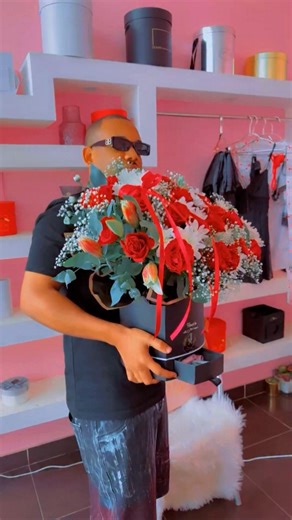 🙈🫶🏻 quem será essa sortuda? Marquem as serenatas para vossas amadas e os vossos amados É Dezembro este ❤️❤️😍😻 Contacto 86 534 8140 | Sérgio Maposse_