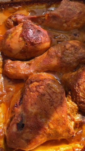 Marcela Rodrigues | Receitas 👩🏻‍🍳 on Instagram: "Frango assado 🍗 Temperos que usei: 1 cebola média 4 dentes de alho Tempero pra frango Tempero misto Oranger papper Chimichurri Pimenta calabresa 1 cl de colorau Sal a gosto 2 cl de Molho inglês 3 cl de maionese #frango #receitas #comida #almoço #viral"