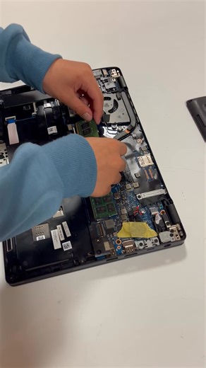 robotec（ロボテック） on Instagram: "今回はパソコンを分解してしてメモリを増やしてみたよ～ スムーズに動くようになったよ！ 💻 RAM（メモリ）ってなに？ パソコンの中には、データを「しまっておく場所（HDDやSSD）」のほかに、 「今使っているものを置いておく机（RAM・メモリ）」があります。 🧠たとえで説明！ HDD・SSD → ノートや本棚（データを長くしまう場所） RAM（メモリ） → 勉強机（今つかうものを広げる場所） たとえば： 机（メモリ）が広いと、たくさんのノートを広げて作業がスムーズ！ 机がせまいと、ノートを片付けたり出したりしないといけないから、作業が遅くなっちゃう。 #robotec #ロボテック #プログラミング教室 #宇都宮 #ゆいの杜 #壬生 #栃木市 #館林 #プログラミング #小学生プログラミング ＃中学生プログラミング"