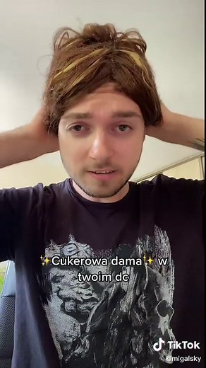 Medium-Length Wavy Hair Styling Tips