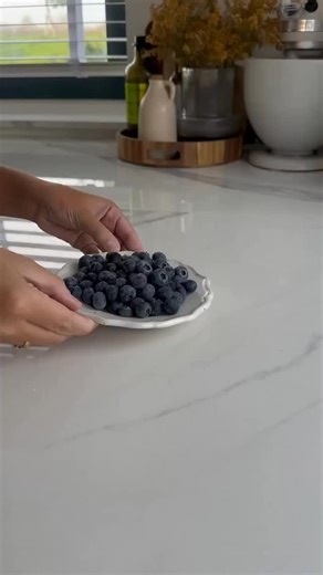 🍓 Snack healthy aux fruits rouges et chocolat ✨ La collation la plus facile, rapide et irrésistible ! ⸻ 🧺 Ingrédients (pour 2 à 3 personnes) • 1 poignée de framboises fraîches • 1 poignée de myrtilles (ou bleuets) • 1 tablette (100 g) de chocolat noir (ou au lait, selon tes goûts) • (Optionnel) quelques noix concassées ou copeaux de noix de coco ⸻ 🍫 Préparation 1. Prépare les fruits : Lave bien les framboises et les myrtilles, puis sèche-les délicatement avec un essuie-tout. 2. Dispose-les : 