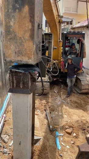 Concrete pile driver by excavator hammer4ton😨 #excavator #foryou #truck #civil #concrete