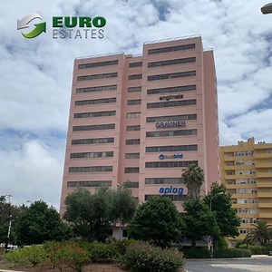 Situado em Miraflores, este escritório de 143 m² tem três gabinetes, uma zona open space, uma copa, wc‘s e dois lugares de estacionamento no piso -2. Com uma ampla vista, está localizado numa zona com jardins e próximo dos principais eixos viários de referência: A5, IC17, A9 CREL e Marginal. Aguardamos a sua visita  | Euro Estates, Leilões Imobiliários | Facebook