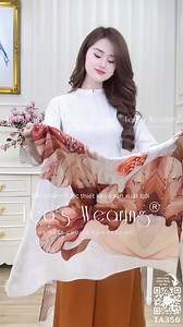 MẪU NÀY DIỆN TẾT "AUTO SANG" 🤎 Gửi đến Nàng chiếc Áo dài mang đậm chất nghệ thuật với chất liệu gấm hoa in hoạ tiết cao cấp. Nền trắng tinh khôi được điểm xuyết họa tiết hoa bản lớn in sắc nét, bố cục mềm mại như một bức tranh thời trang, tạo cảm giác mới mẻ và cực kỳ thu hút ánh nhìn. Phom Áo dài ôm vừa vặn, thiết kế tay lỡ, cổ cao truyền thống nhưng được xử lý tối giản, rất hợp xu hướng. Phối cùng chiế quần gam nâu trầm ấm giúp tổng thể thêm phần thời thượng và tinh tế. Lụa ngọc trai mềm mượt