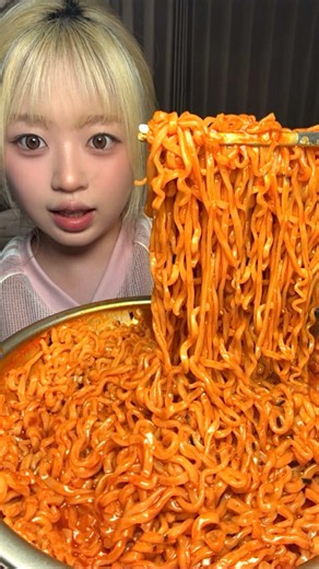 치즈 없는 치즈불닭 끓이는 방법 1. 면 잠길 정도로 물 넣고 2. 끓으면 면이랑 소스 넣고 계속 저어주며 졸이다가 3. 치즈가 없는 것을 발견하고 슬퍼하며 졸이기 #불닭 #불닭볶음면 #buldak #먹방 #mukbang