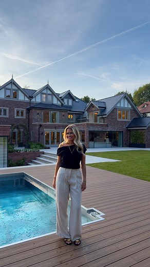 Inside a beautiful Cheshire mansion, designed by @rachaellaureninteriors. To see more of this incredible home, developed by @haleofahouse - head over to our YouTube channel! | The Luxury Home Show